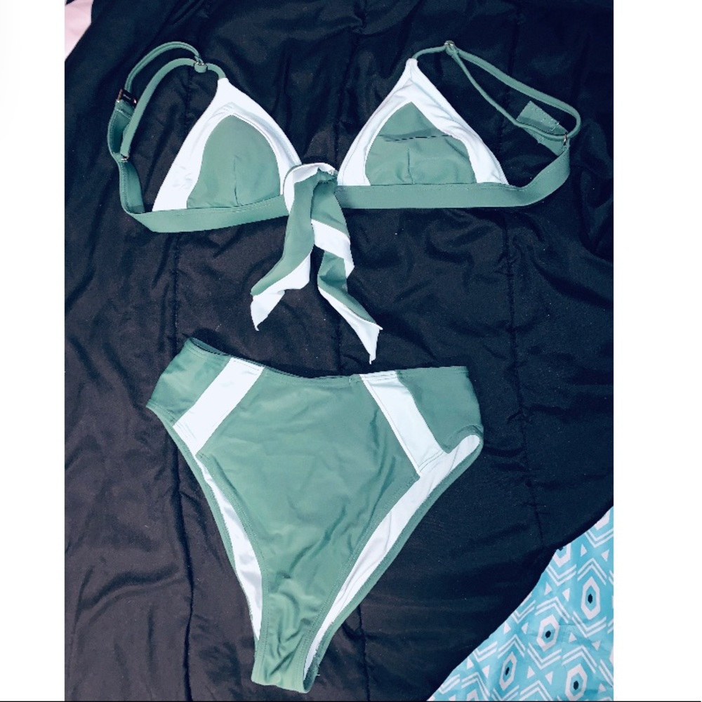 Two tones two piece bathing suit🌸